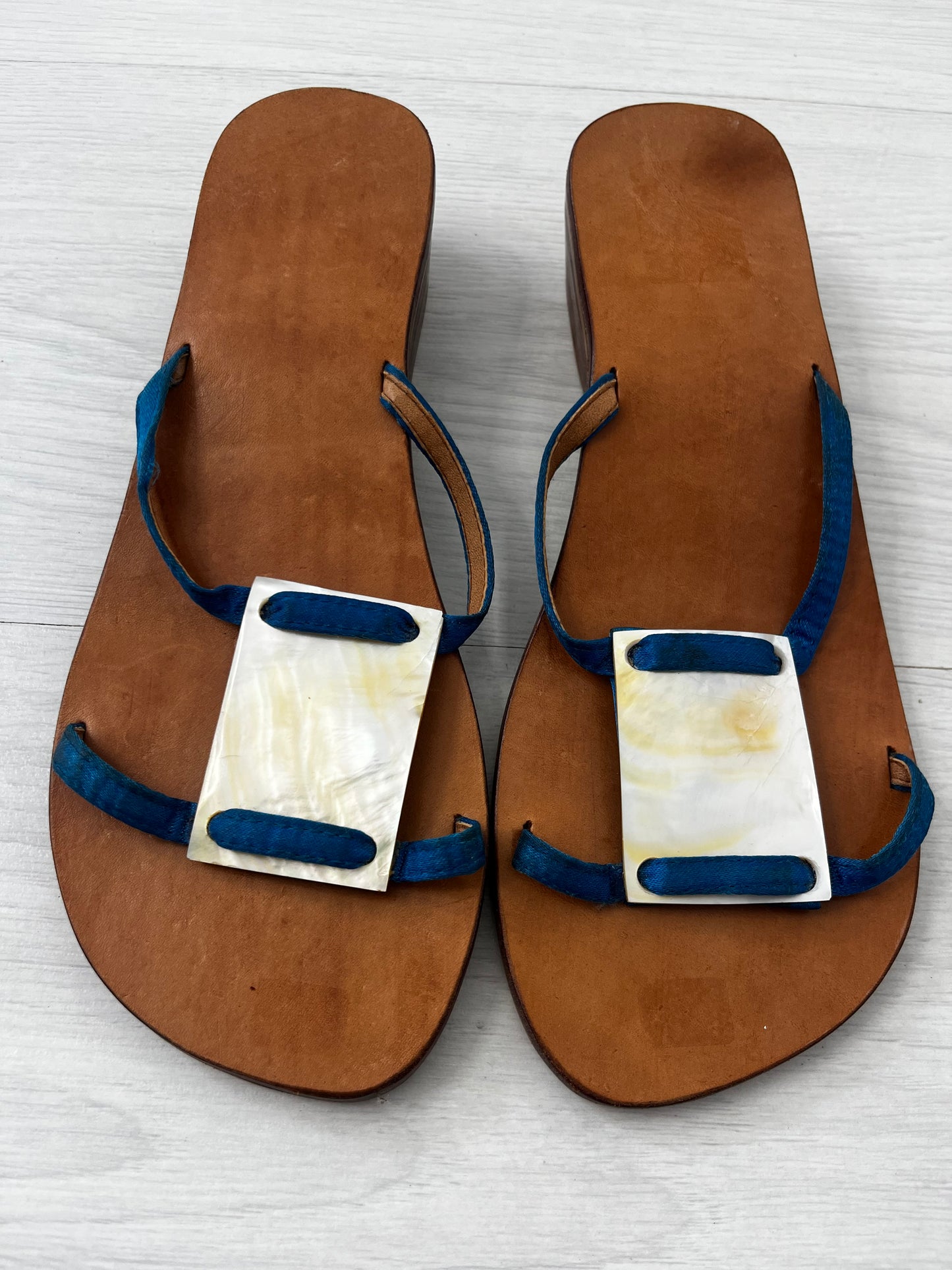 Cute shell detail small heel summer sandal size 4
