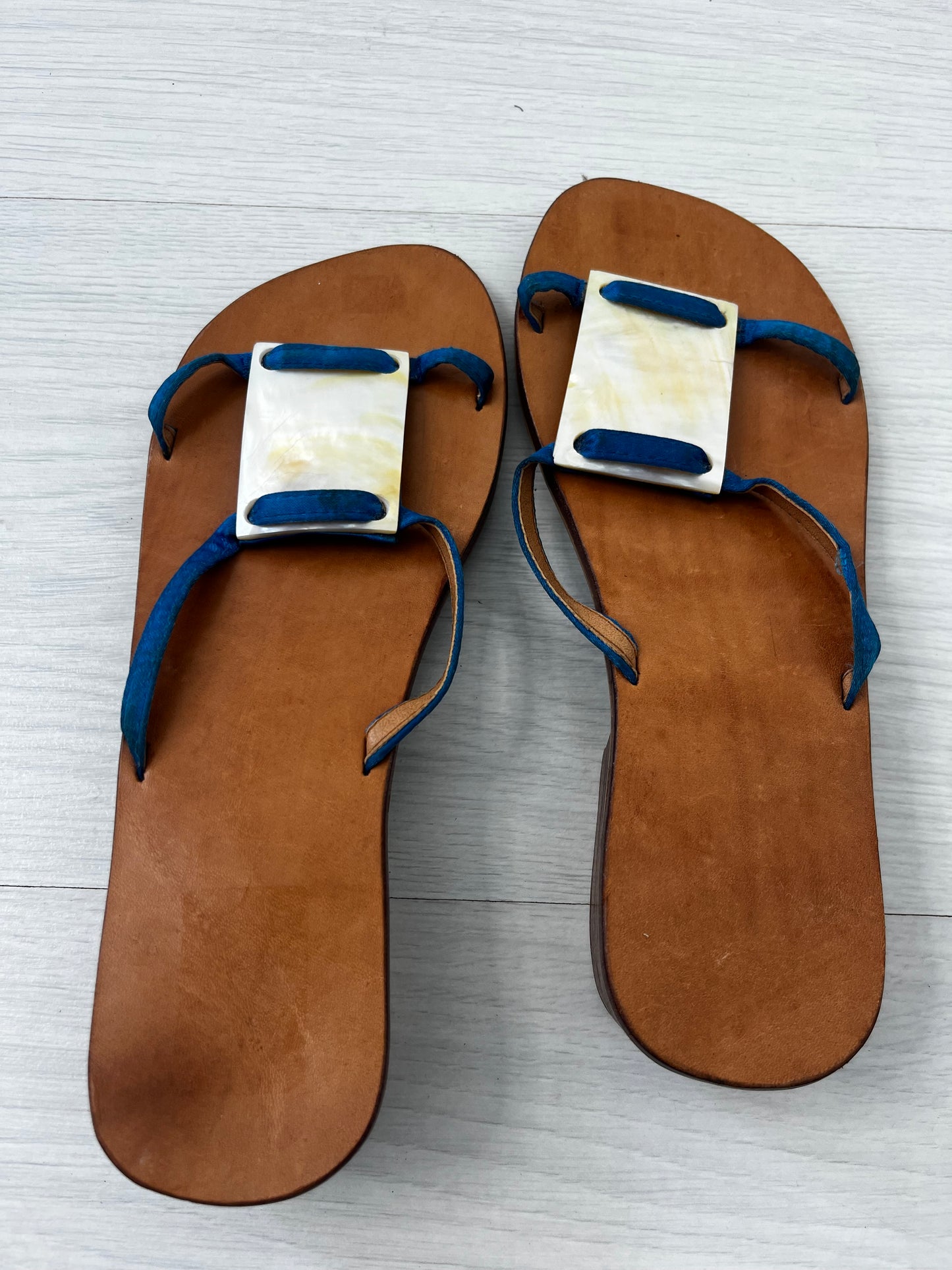 Cute shell detail small heel summer sandal size 4