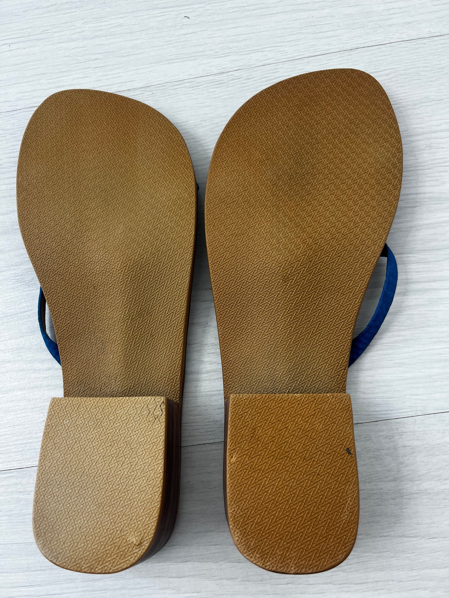 Cute shell detail small heel summer sandal size 4