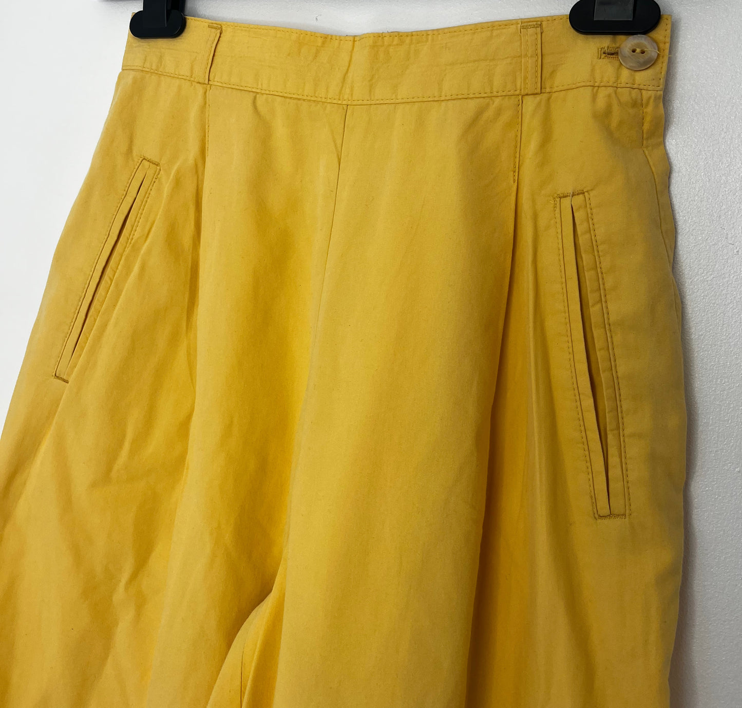 Highwaisted Yellow Trousers