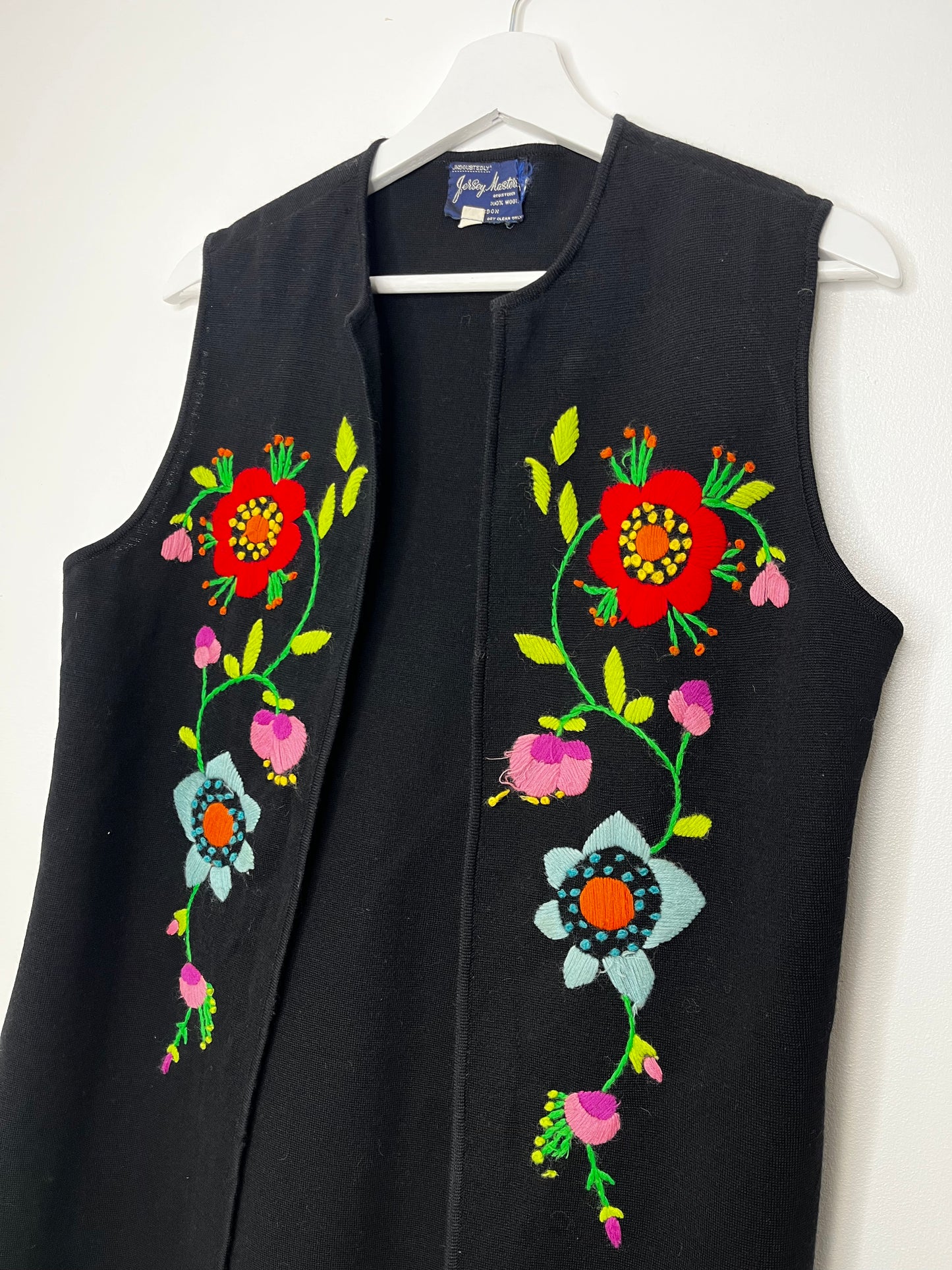 Black Sleeveless Vibrant Floral Wool Cardigan